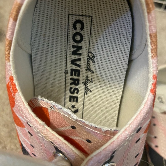 Like new Chuck Taylors in very fan pattern! - Picture 4 of 5